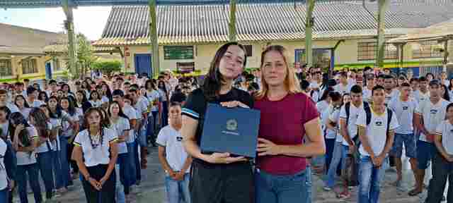 Lebrinha parabeniza aluna vencedora do Programa Jovem Senador