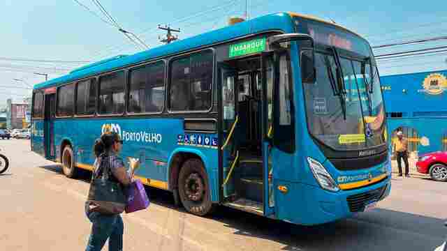 Prefeitura manda empresa colocar ônibus  extras no percurso ao Flor do Maracujá