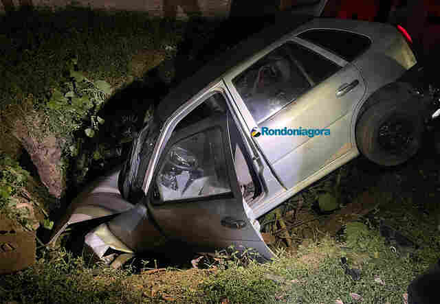Jovem perde controle da direção e veículo destroi muro e cai em buraco