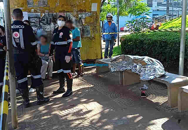 Mulher morre no banco de praça após descer de ônibus, na capital
