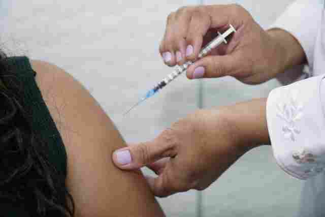 Governo chama atenção de profissionais da saúde e população sobre importância de vacinas especiais
