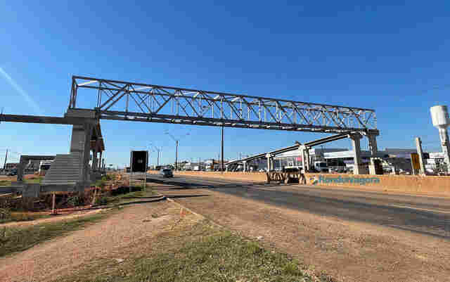 Empresa instala estrutura metálica da passarela próximo aos atacadistas, na BR-364, em Porto Velho