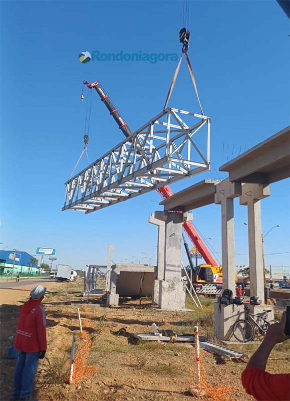Empresa instala estrutura metálica da passarela próximo aos atacadistas, na BR-364, em Porto Velho