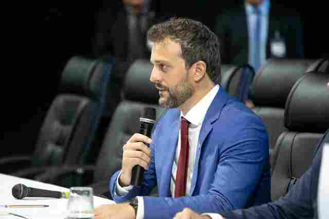 Deputados aprovam projeto que garante direito a pais e crianças viajarem lado a lado