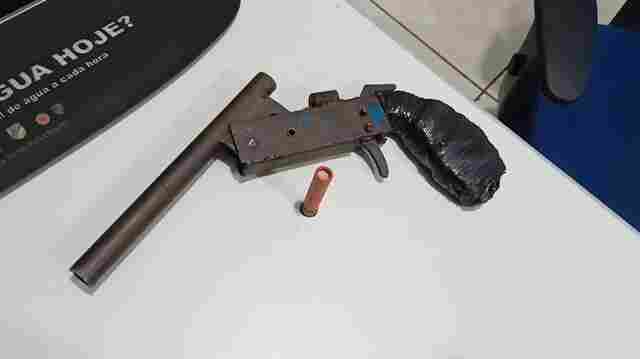 Adolescente venezuelano é detido com arma caseira