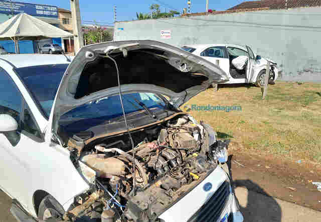 Muro destruído: motorista invade preferencial e causa acidente