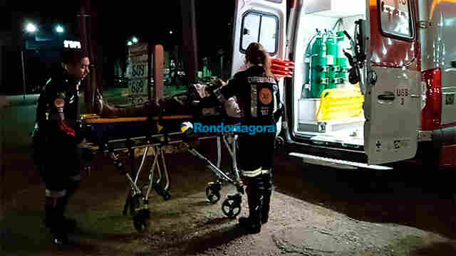 Motociclista avança sinal, atropela idoso e foge