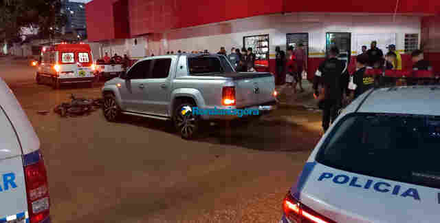 Amarok invade preferencial e causa grave acidente com moto, em cruzamento da capital