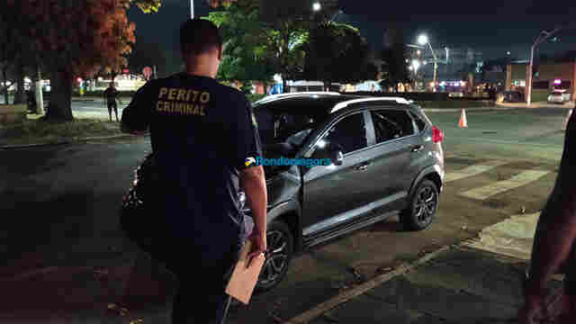 Mulher fica ferida após acidente envolvendo viatura da PM e carro