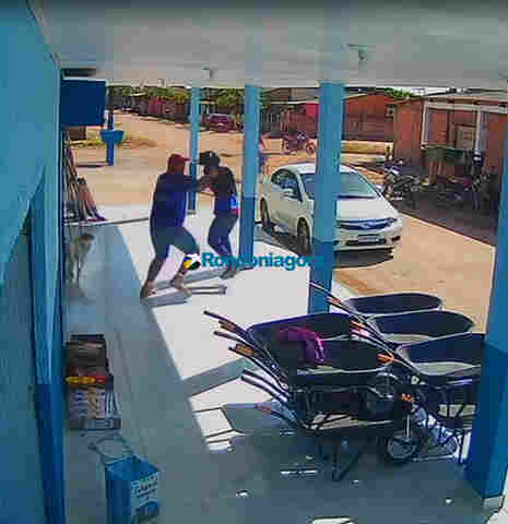 Vídeo mostra trabalhador reagindo a assalto e sendo baleado na capital