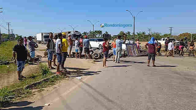 Manifestantes interditam a BR-364 e atacam veículos que tentam furar bloqueio