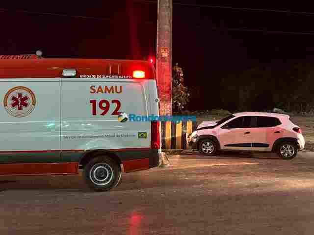 Motorista dorme ao volante e acaba colidindo carro em mureta de poste