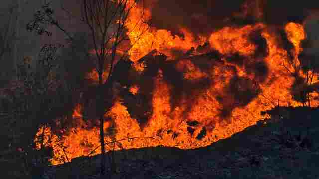 Acidente com caminhão levando produtos inflamáveis provoca incendio e deixa ferido na BR-364
