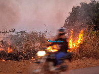 Incêndio, de grandes proporções, chama atenção próximo à Coca-Cola; problema é grande em Rondônia