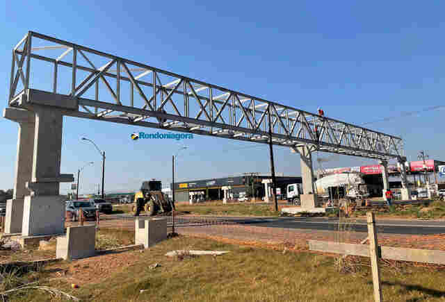 Estrutura metálica da segunda passarela na BR-364, próximo a Fimca, é instalada