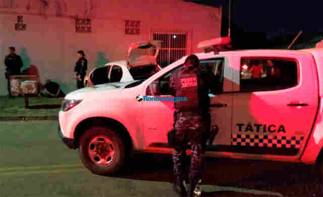 Motorista foge de abordagem, bate em viatura e é preso com drogas e por direção perigosa