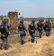 Vídeo: barracos são derrubados e área da Prefeitura é mais uma vez desocupada na estrada da Areia Branca