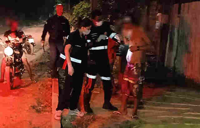 Homem é acordado por bandidos e atacado a tiros