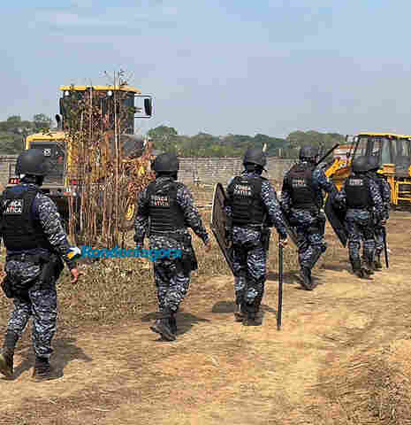 Vídeo: barracos são derrubados e área da Prefeitura é mais uma vez desocupada na estrada da Areia Branca