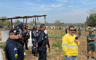Prefeitura e PM tentam nova desocupação em área pública invadida na estrada da Areia Branca; fotos
