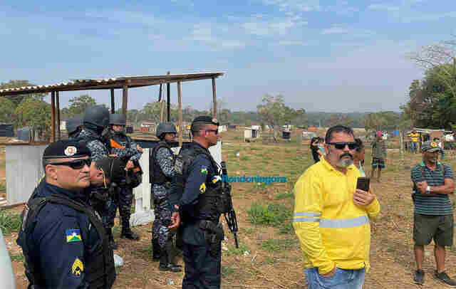 Prefeitura e PM tentam nova desocupação em área pública invadida na estrada da Areia Branca; fotos