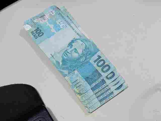 Adolescente é detido com várias cédulas falsas de R$ 100