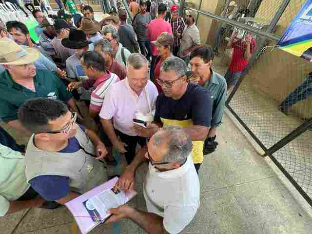 Mosquini entrega títulos a produtores rurais em Machadinho e Cujubim