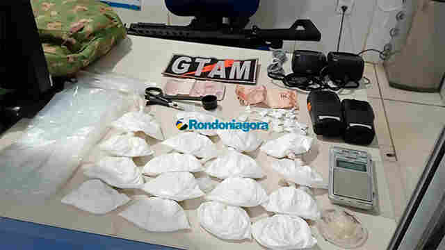 Trio é flagrado vendendo drogas em casa usada como boca de fumo