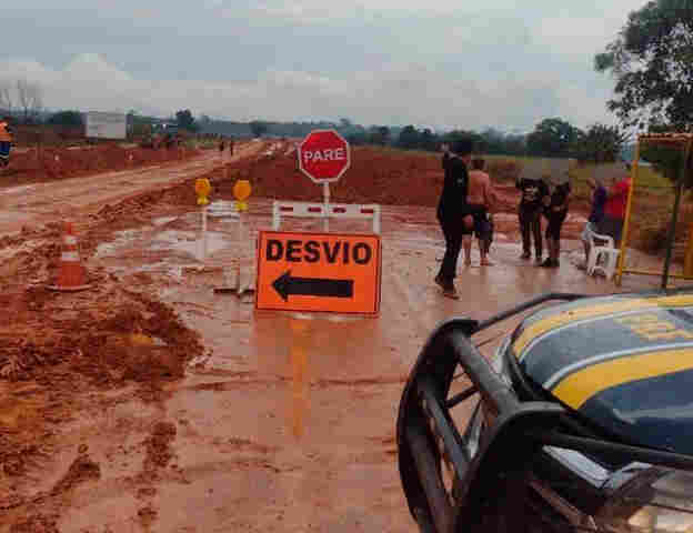 Trecho da BR-364 é interditado na região de Jaci-Paraná após chuvas