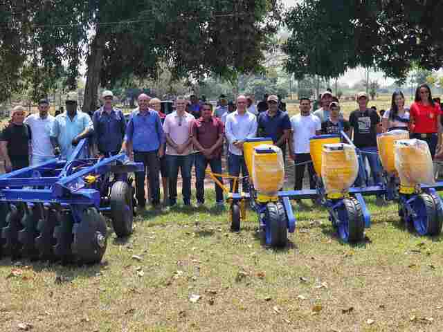 Ismael Crispin entrega implementos agrícolas para associação de Alvorada D’Oeste