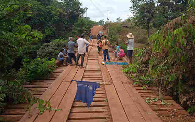 Moradores interditam ponte do rio Garças, na capital, por péssimas condições