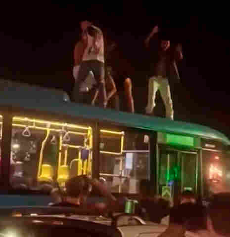 Vídeo: vândalos são flagrados em cima de ônibus urbano em frente da Expovel