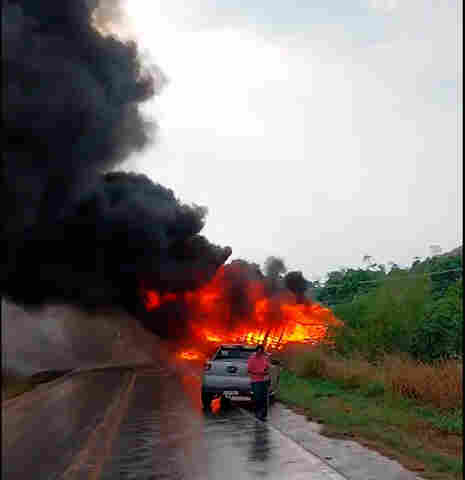Motorista morre carbonizado após colisão entre carreta e caminhão na BR-364