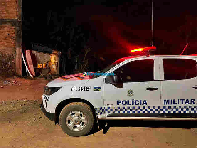 Jovem é atacado a facadas no meio da rua