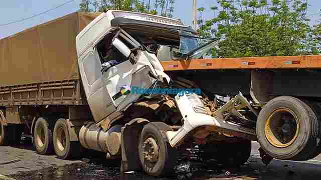 Grave acidente entre três carretas na área urbana da BR-319; oléo é jogado na pista