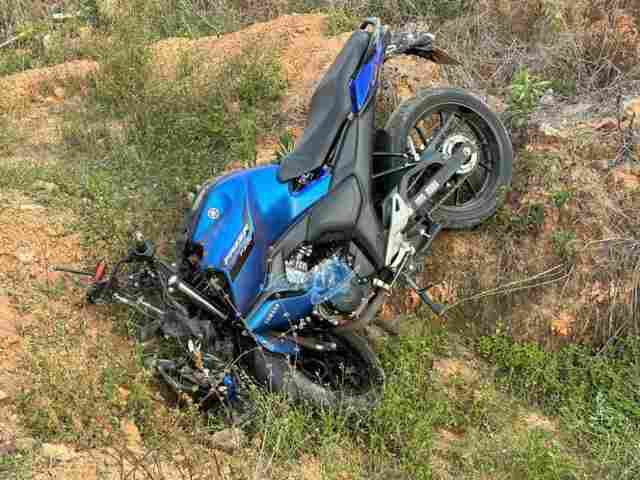 Jovem motociclista passa direto em curva e acaba morrendo