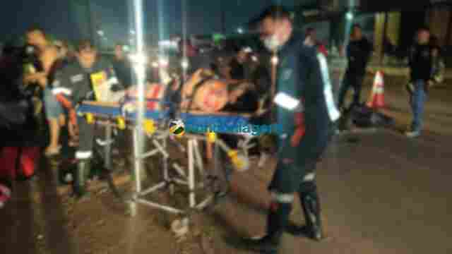 Grave acidente entre motos e bicicleta deixa mulher com perna dilacerada na capital