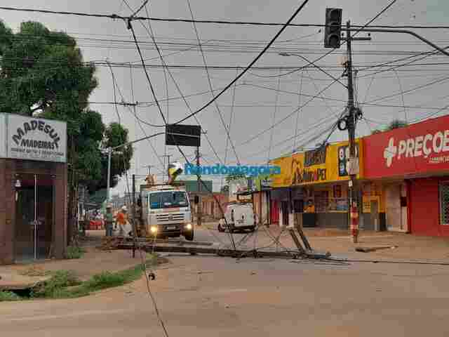 Carreta derruba fiação, danifica semáforo e deixa região sem energia