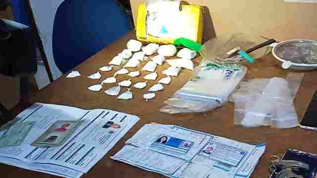 Denarc prende mulher que distribuia drogas a mando do marido, que está preso