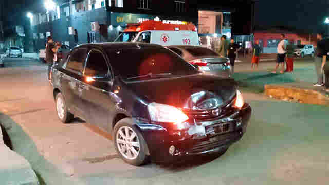 Motociclista fica gravemente ferido após carro invadir preferencial