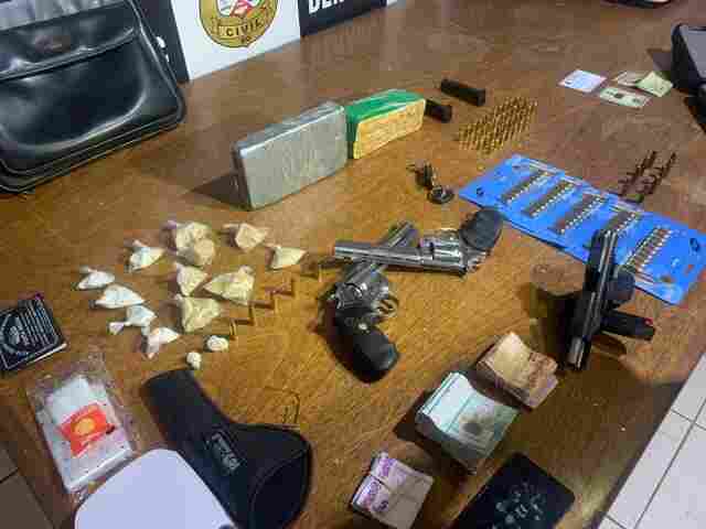 Denarc cumpre mandado e prende traficante em flagrante; homem armado também é preso