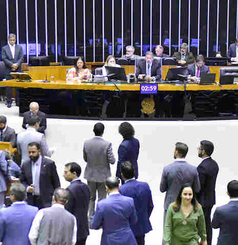 Câmara aprova texto-base da minirreforma eleitoral com votos de 6 rondonienses; votação segue