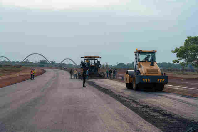 Avenida Santos Dumont começa a ser pavimentada,na capital
