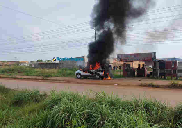 Carro é destruído pelo fogo na capital