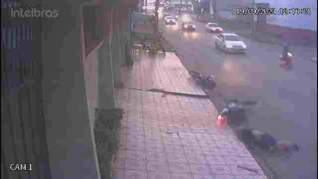 Vídeo: motociclista fica gravemente ferido ao tentar ultrapassagem na capital
