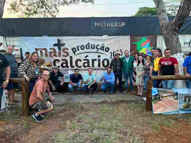 Representando governador Marcos Rocha, secretário Luiz Paulo participa de entrega de calcário a produtores do Cone Sul