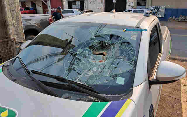 Homem com transtornos mentais quebra para brisas de carros na capital