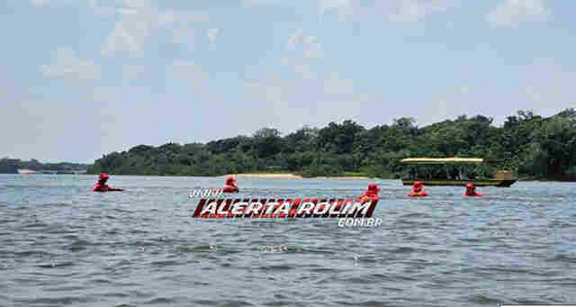 Bombeiros fazem buscas para tentar localizar homem que sumiu em rio durante festival de praia