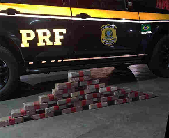 PRF prende traficante com 25 kg de cocaína, em Fiat Strada, na BR-364