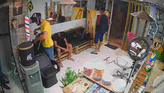 ladrões são filmados durante assalto em barbearia